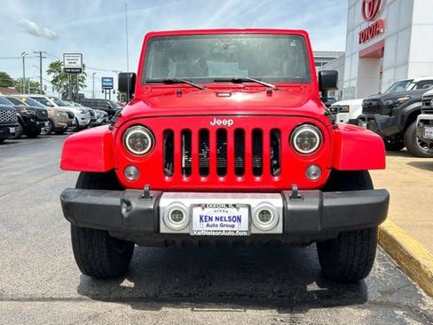 Used 2015 Jeep Wrangler Unlimited Sahara w/ Connectivity Group AWD/4WD image 2
