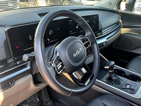 Used 2025 Kia Carnival image 15