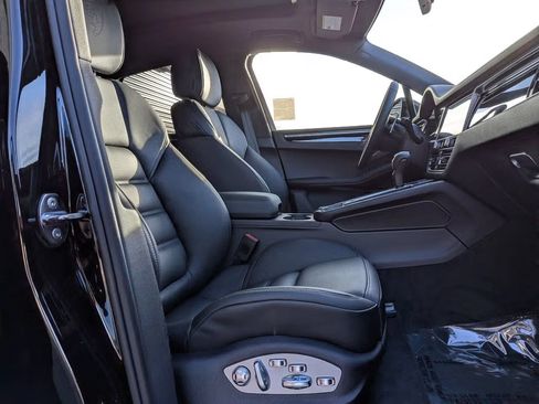 Certified 2026 Porsche Macan AWD/4WD image 25