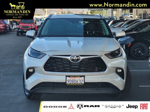 Used 2022 Toyota Highlander XLE FWD image 2
