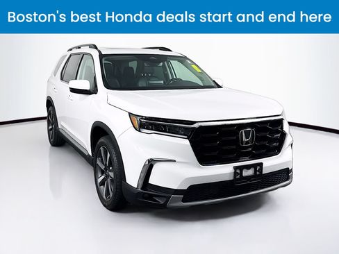 Used 2025 Honda Pilot Touring image 1