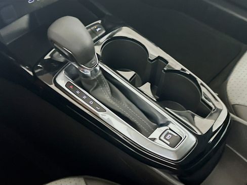 Used 2025 Chevrolet Trax LT w/ LT Convenience Package image 24