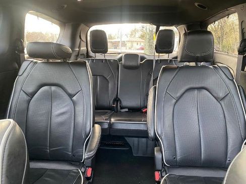 Used 2025 Chrysler Pacifica Limited image 28