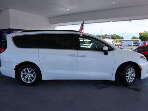Used 2021 Chrysler Voyager Lxi image 5