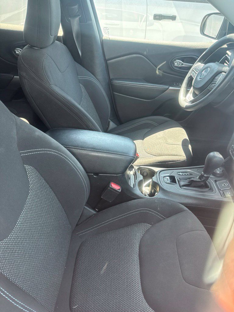 Used 2020 Jeep Cherokee Latitude AWD/4WD image 3