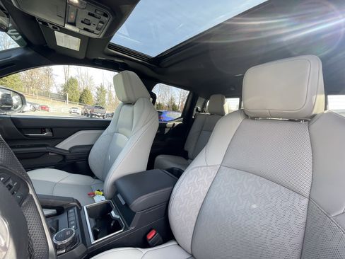 Used 2024 Toyota Tacoma Limited w/ Limited Package (LT) image 8