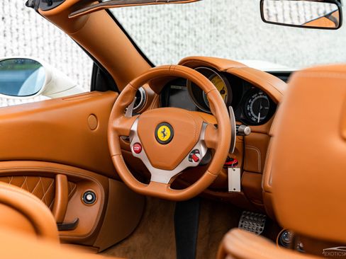 Used 2011 Ferrari California RWD image 2