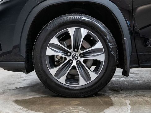 Certified 2022 Toyota Highlander XLE image 8