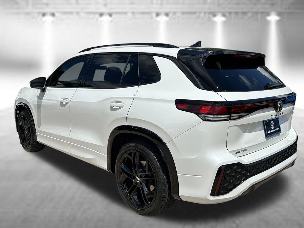 Certified 2026 Volkswagen Tiguan SE R-Line FWD image 4