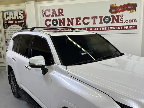 Used 2022 Lexus LX 600 4WD w/ Premium Package image 11