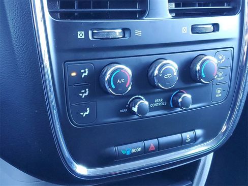 Used 2020 Dodge Grand Caravan SE image 16