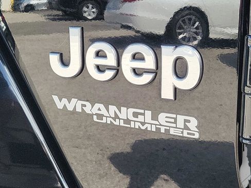Used 2018 Jeep Wrangler Unlimited Sahara AWD/4WD image 30