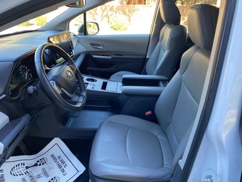 Used 2023 Toyota Sienna XLE image 33