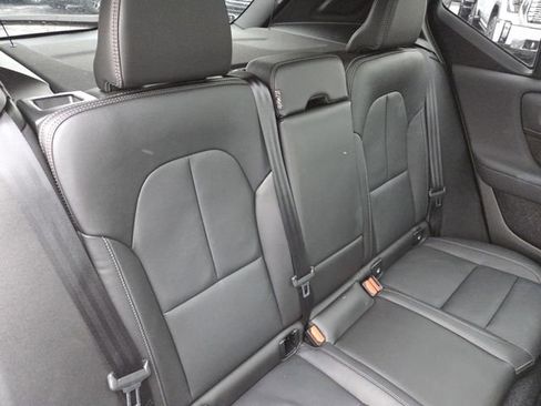 Used 2025 Volvo XC40 B5 Plus image 29