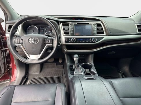 Used 2019 Toyota Highlander XLE AWD/4WD image 19