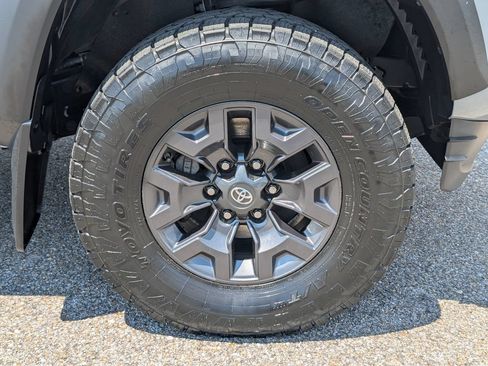 Used 2019 Toyota Tacoma SR5 AWD/4WD image 5