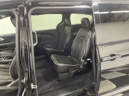 Used 2025 Chrysler Pacifica Limited image 18