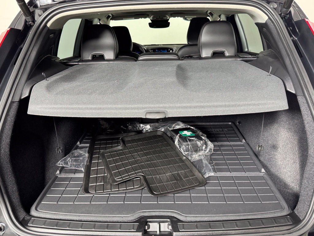 Certified 2024 Volvo XC40 B5 Core AWD/4WD image 10
