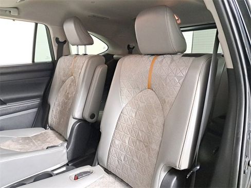Used 2023 Toyota Highlander Bronze Edition image 13
