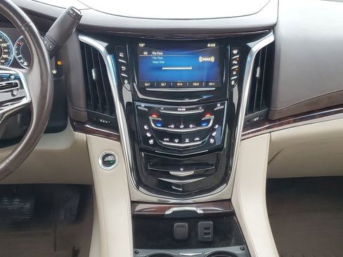 Used 2015 Cadillac Escalade Luxury image 30
