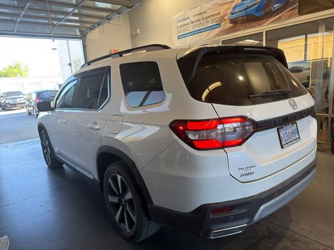 Used 2023 Honda Pilot Touring image 3