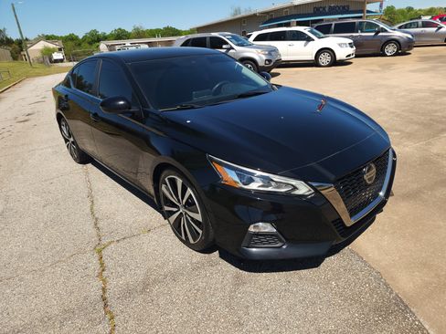 Used 2020 Nissan Altima 2.5 SR FWD image 2