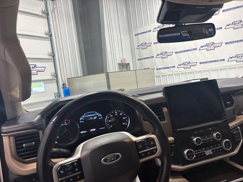 Used 2024 Ford Expedition Limited AWD/4WD image 2