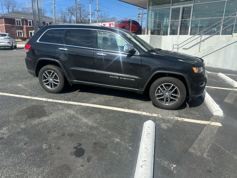 Used 2017 Jeep Grand Cherokee Limited image 2