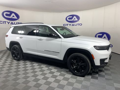 Used 2023 Jeep Grand Cherokee L Laredo image 1