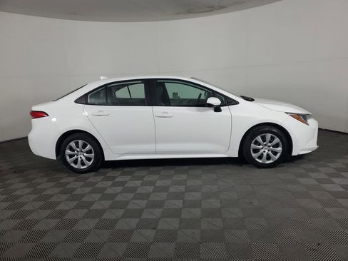Used 2022 Toyota Corolla LE image 3
