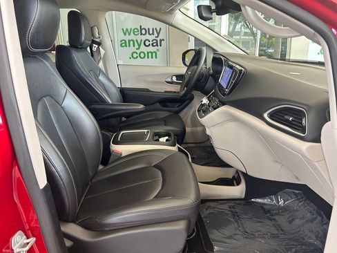 Used 2024 Chrysler Pacifica Touring-L FWD image 20