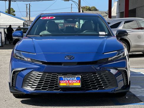 Used 2025 Toyota Camry SE w/ Convenience Package FWD image 9