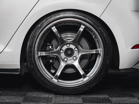 Used 2018 Volkswagen Golf R 4-Door image 18