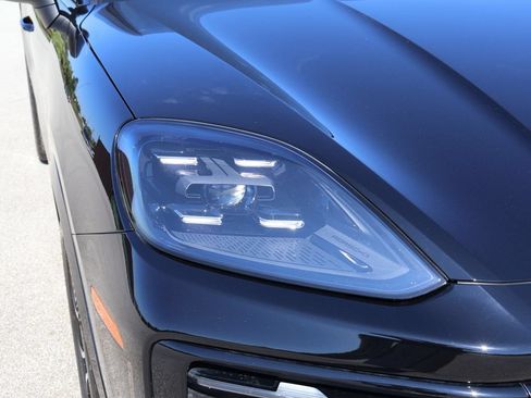 Used 2024 Porsche Cayenne AWD/4WD image 14