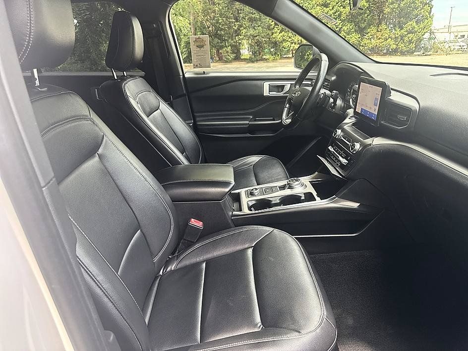 Used 2020 Ford Explorer XLT w/ Equipment Group 202A AWD/4WD image 18