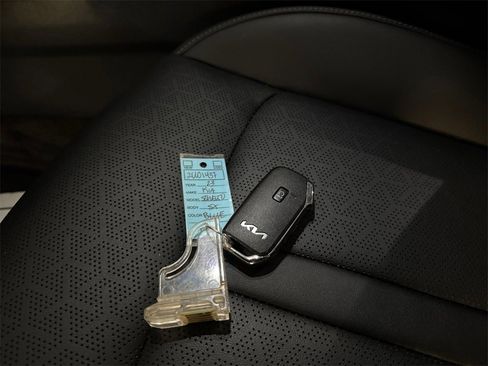 Certified 2023 Kia Sorento SX image 32