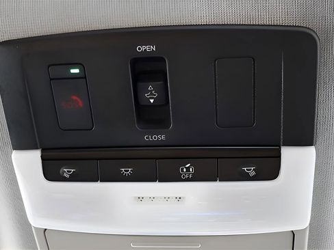 Used 2025 Nissan Sentra SR w/ SR Premium Package image 25