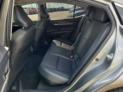 Used 2025 Toyota Camry XLE AWD/4WD image 11