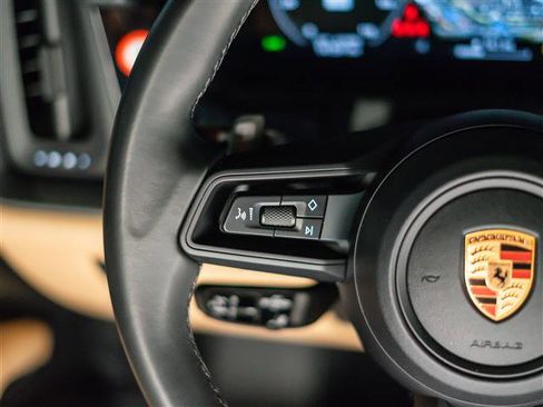 Certified 2025 Porsche Cayenne Coupe AWD/4WD image 17