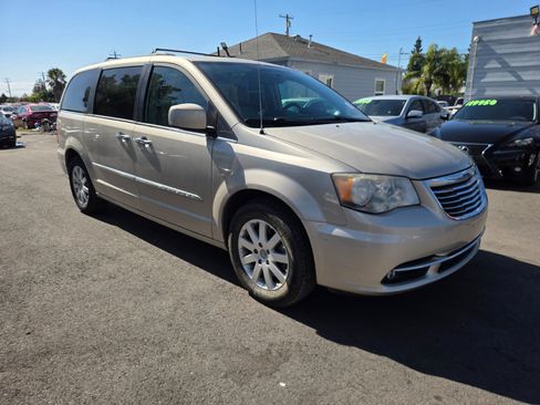 Used 2014 Chrysler Town & Country Touring w/ Driver Convenience Group FWD image 5