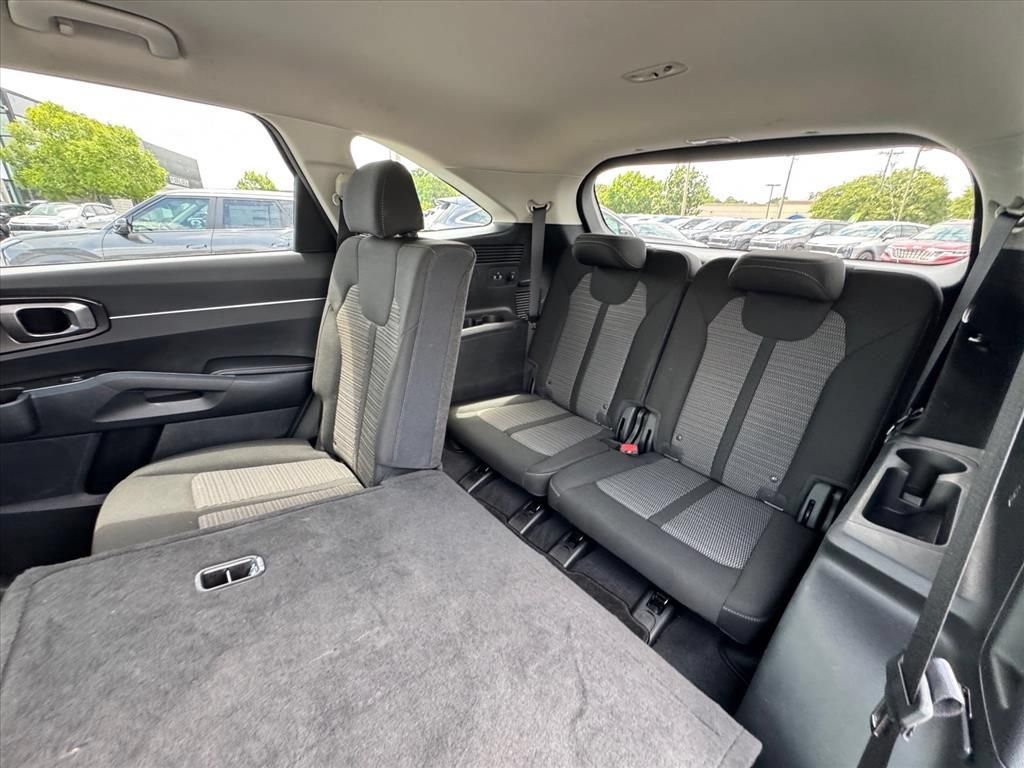 Certified 2023 Kia Sorento LX FWD image 12