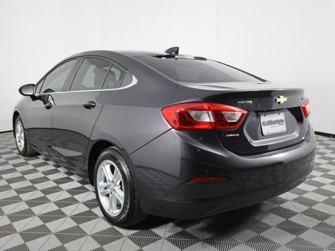 Used 2017 Chevrolet Cruze LT image 4