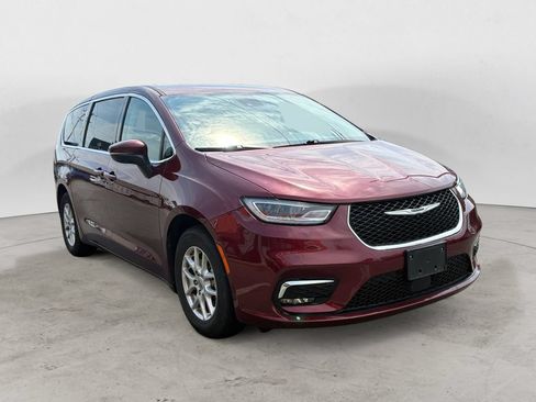 Used 2023 Chrysler Pacifica Touring-L FWD image 1