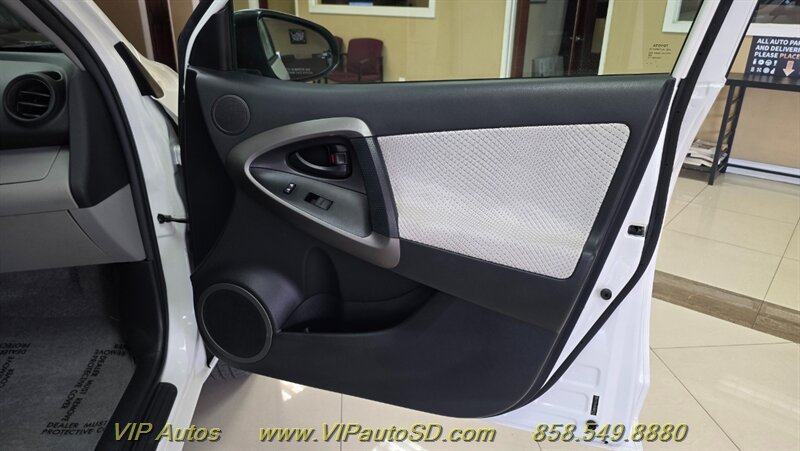 Used 2013 Toyota RAV4 EV FWD image 12