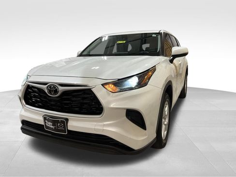 Used 2022 Toyota Highlander L FWD image 1