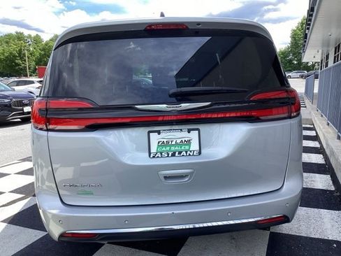 Used 2023 Chrysler Pacifica Touring-L FWD image 7