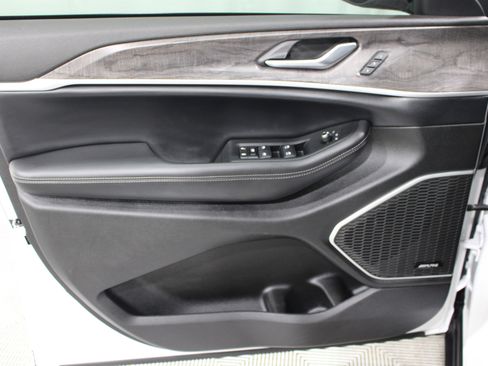 Used 2024 Jeep Grand Cherokee Limited w/ Luxury Tech Group II image 6