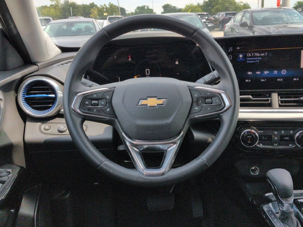 Used 2025 Chevrolet Trax LT w/ LT Convenience Package FWD image 22