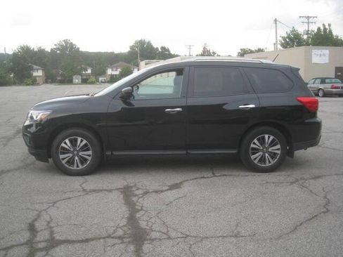 Used 2017 Nissan Pathfinder SV w/ SV Cold Weather Package image 8