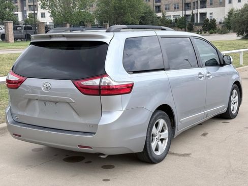 Used 2015 Toyota Sienna LE FWD image 4